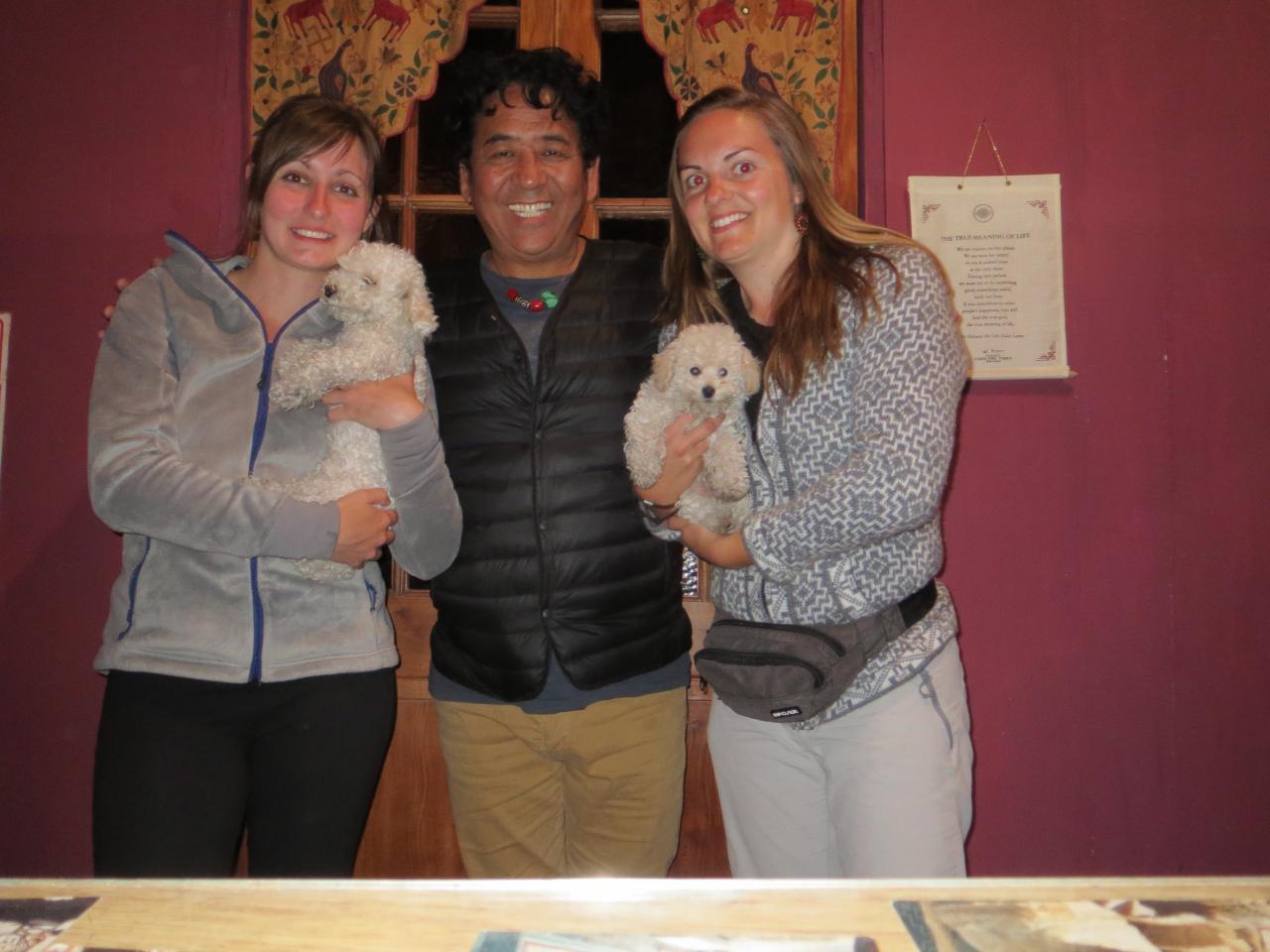 Tibet House : Propriétaire et ses petits chiens