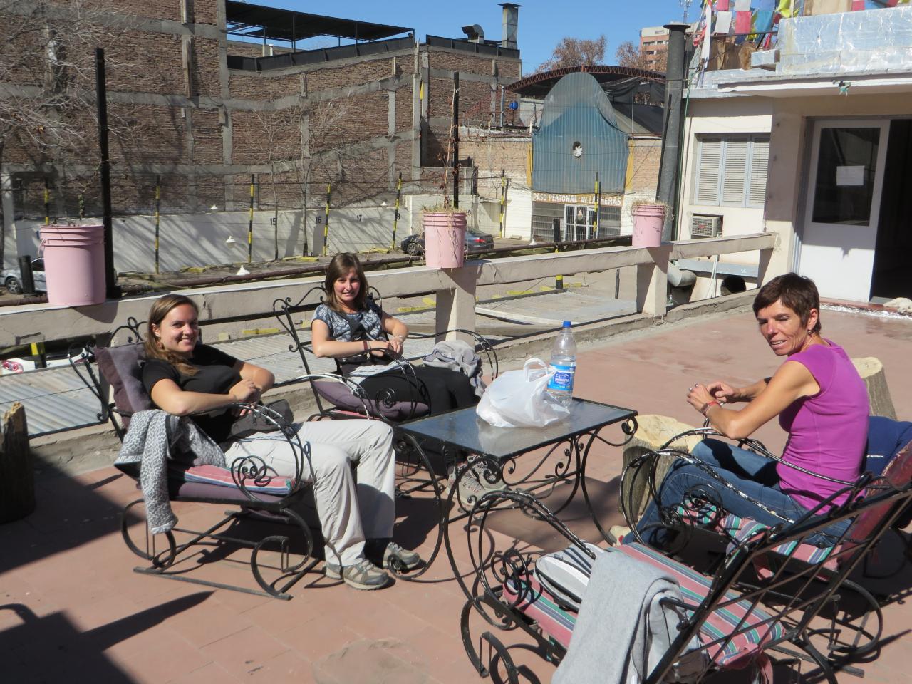 Sur la terrasse de l'auberge à Mendoza